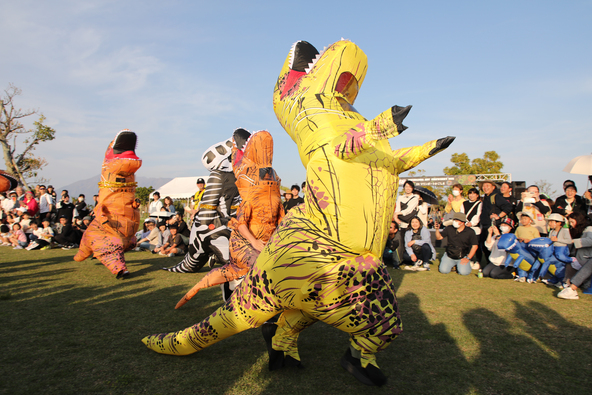 白熱の「ティラノサウルスレース」に子供たちも釘付けに！