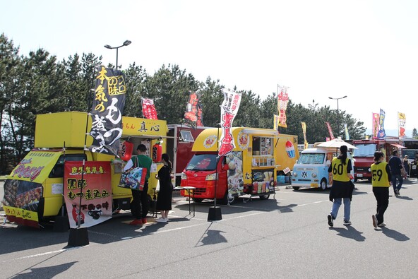 会場にはキッチンカーがずらりと並びます