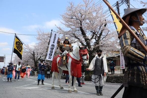 かっこいい武者行列に子供もワクワク！