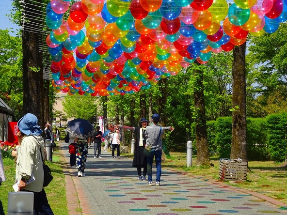 地面に映るカラフルな影も見どころの「バブルスカイ」