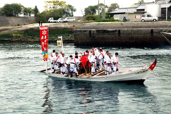 海上では神輿を乗せた御座船を大きく左右に揺らす迫力の演出も見られます