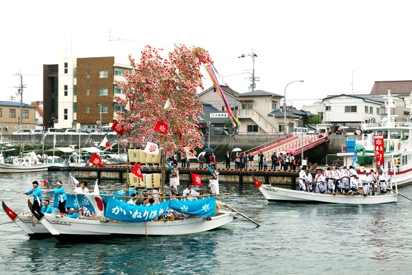 祭りの中心行事である「鹿島の櫂練り」の様子