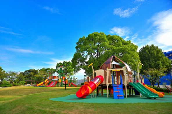 名城公園「子ども広場」の様子（写真提供：T-Urasima / PIXTA）