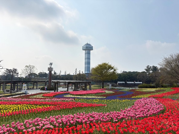木曽三川の雄大な流れを連想させるデザインが特徴の大花壇