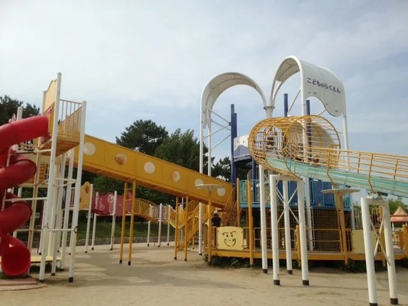 「こどもの楽園」には、ローラースライダー以外にも、健康遊具やタコのすべり台もあります