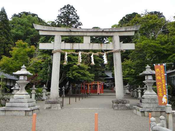 「賀茂神社」境内入口の大鳥居