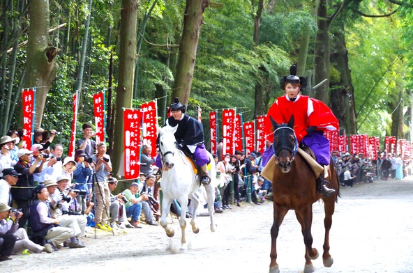 「足伏走馬」は、平安時代から続く伝統ある神事です