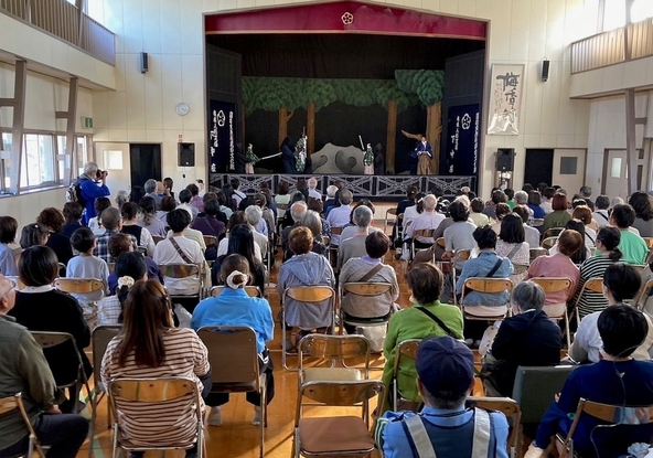 人形芝居を伝承する「下中座」（しもなかざ）による人形浄瑠璃も披露されます