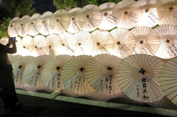 願い事を書き入れた祈願傘