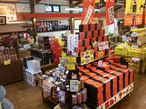 40種類以上のラーメンが並ぶ店内