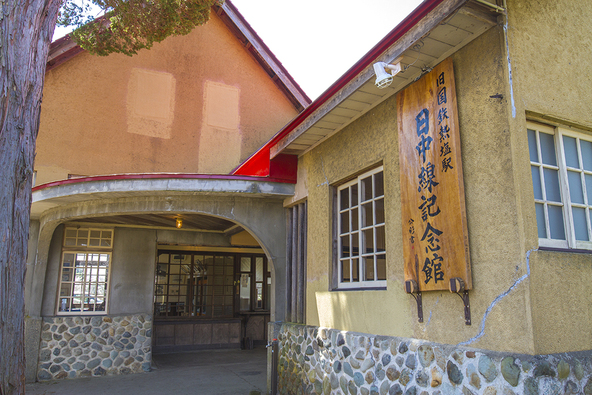 旧国鉄日中線 熱塩駅の駅舎の様子／（C）福島県観光物産交流協会