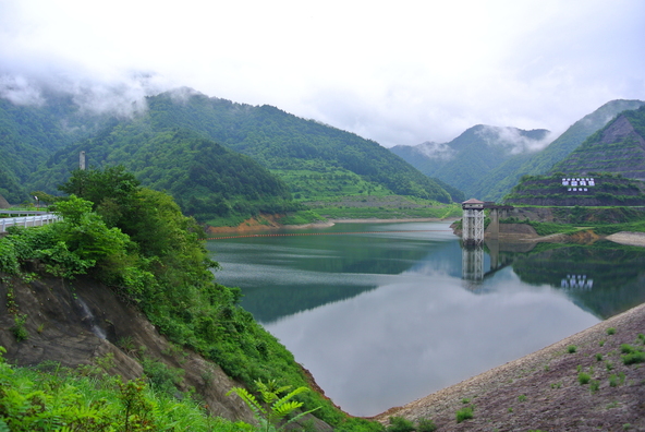 日中ダムの様子（画像提供：海外旅行に行きたいな！/ PIXTA）