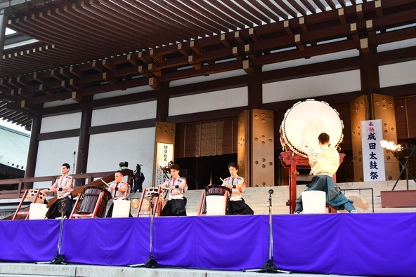 夕暮れから夜にかけて一日を締めくくるイベントとして盛り上がります