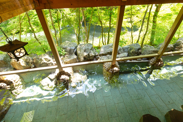 「かがり吉祥亭」の露天風呂「白鳥の湯」（女湯）