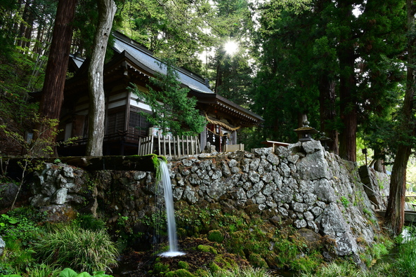 大滝神社と大滝湧水の様子（画像提供：yellow cab / PIXTA）