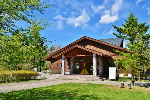 山梨県立八ヶ岳自然ふれあいセンターの外観