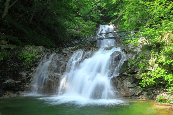 一の滝　二の滝（精進ヶ滝）の様子（画像提供：kazukiatuko / PIXTA）