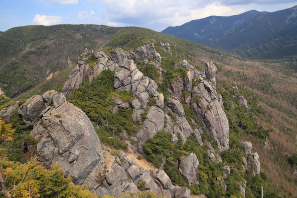 山頂から望む朝日岳方面（画像提供：Q2Photo / PIXTA）