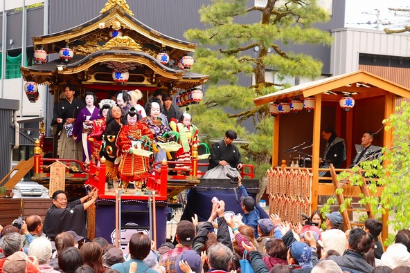 5月3日（日・祝）には、砺波チューリップ公園に隣接する文化会館大ホールにて「出町子供歌舞伎曳山」を実施