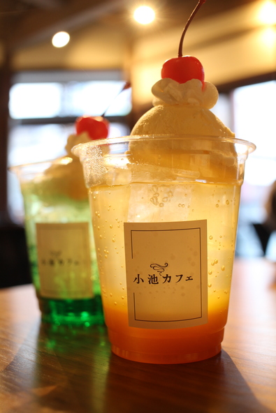 「秩父ノスタルジークリームソーダ」（手前）トロピカルマンゴー（奥）メロンクラシック 各715円