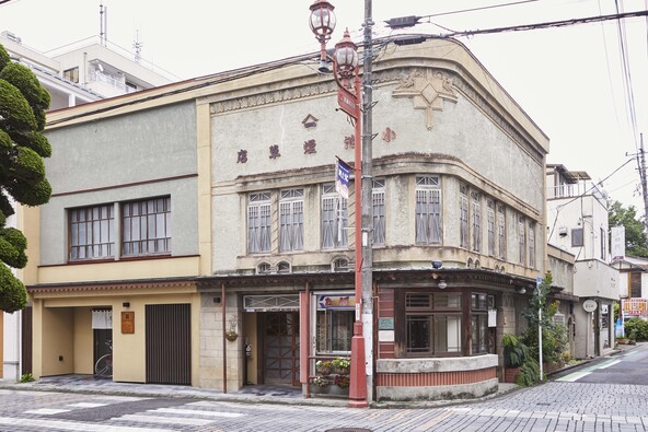 行き交う人がつい足をとめる、風情ある建物