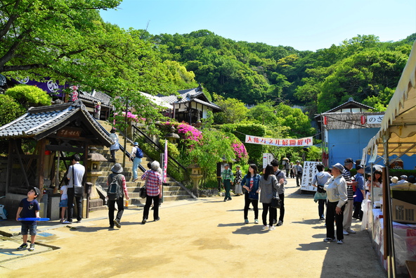 野崎観音の境内では、色鮮やかなツツジや新緑が参詣者を出迎えます