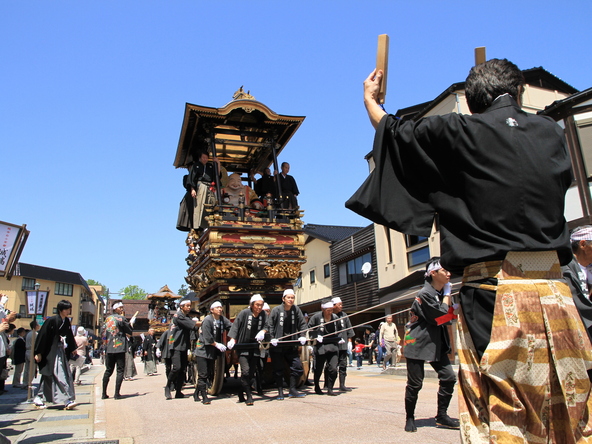 6基の曳山は地元職人による精緻な彫刻と塗りが施されています