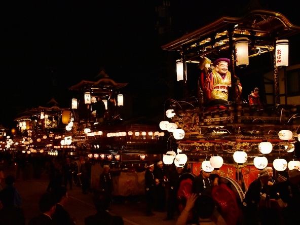 本祭で見られる「提灯山（ちょうちんやま）巡行」の様子