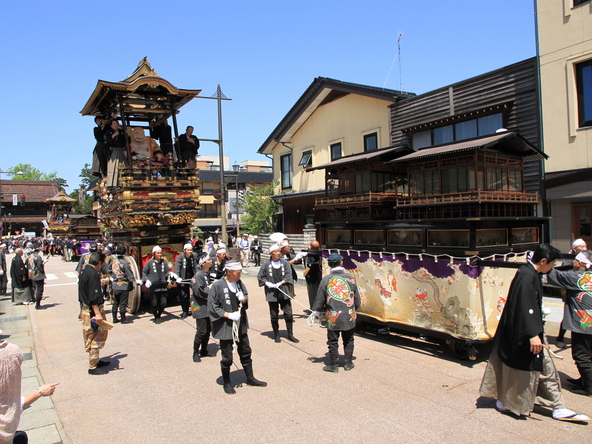 迫力あふれる曳山などがまちなかを堂々と練り歩きます