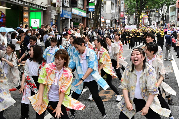 それぞれの連が踊りで競い合う、熱気あふれる祭りです