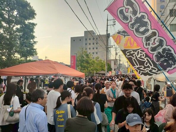 例年、延べおよそ5～7万人もの人々が訪れます