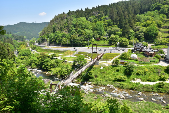 紅葉だけでなく、新緑の時期に広がる景色も美しい「風の吊り橋」（画像提供：がんちょ / PIXTA）
