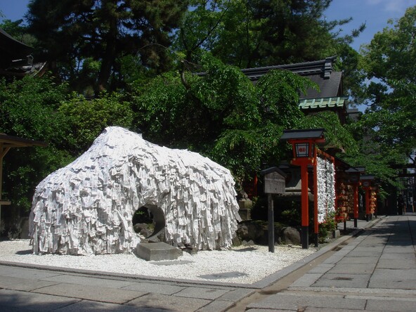 境内の「縁切り縁結び碑」