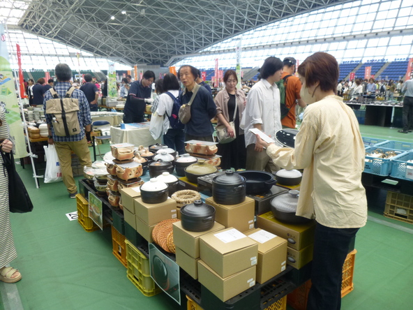 実際に手でふれて、萬古焼の魅力を体感できます