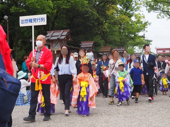 子供たちが華やかな衣装で練り歩く「出世稚児行列」