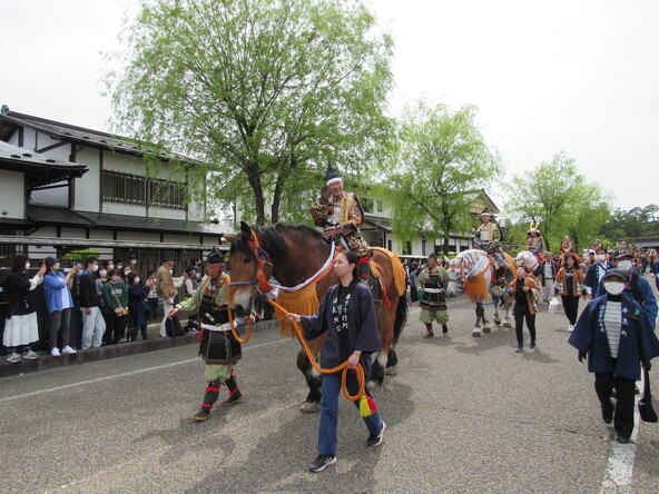 中尊寺から毛越寺へ向かう時代行列は圧巻！