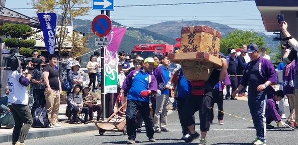 通りには大勢の人々でにぎわいます