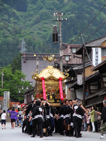 華やかな神輿は、約40人の担ぎ手によって力強く担がれます