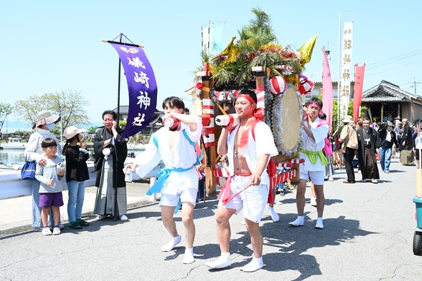 暴れ太鼓やこども神輿（みこし）などもまちなかを巡行します