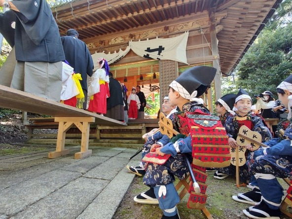 勇ましい武者姿に変身した男の子たち