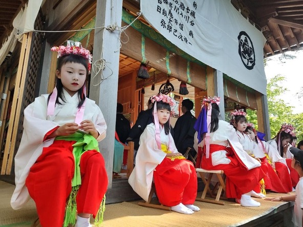 かわいらしい稚児姿の女の子たち