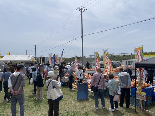 多数の模擬店が登場し、会場は多くの人々でにぎわいます♪