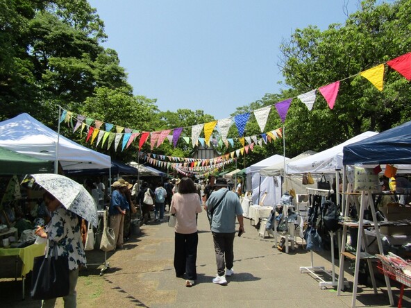 買い物やグルメも楽しめるにぎやかな会場