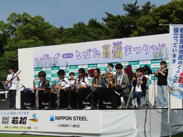 ステージでは音楽やパフォーマンスが披露され、会場を盛り上げます