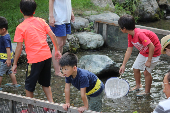 「あゆ公園」のつかみどりは季節によって魚が異なります
