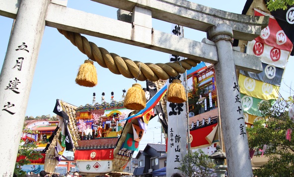 大地主神社に奉納される様子