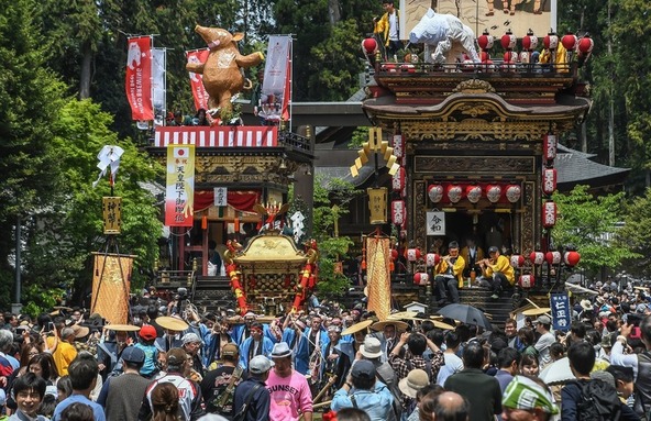 曳山には優れた織物、彫刻、飾り金具などが施され、近くで見るとため息が出るほどの美しさ