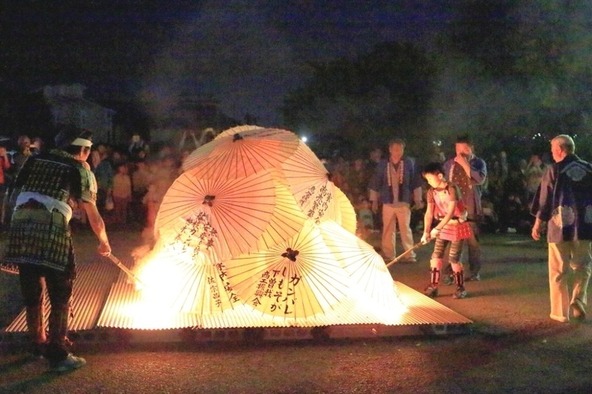 クライマックスの「傘焼き神事」