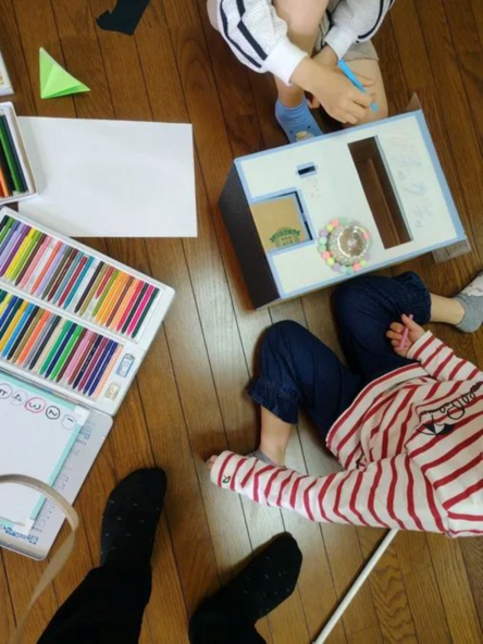 イベント写真 小学生の子どもたちが店長をつとめる「こどもマルシェ」の準備風景