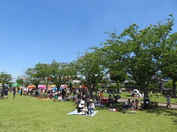 百目木公園で吹奏楽ともち投げの春まつり♪